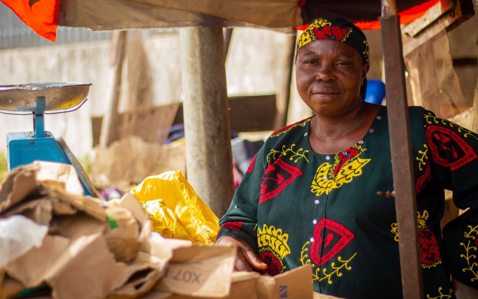 Commerçante souriante à son étal de marché